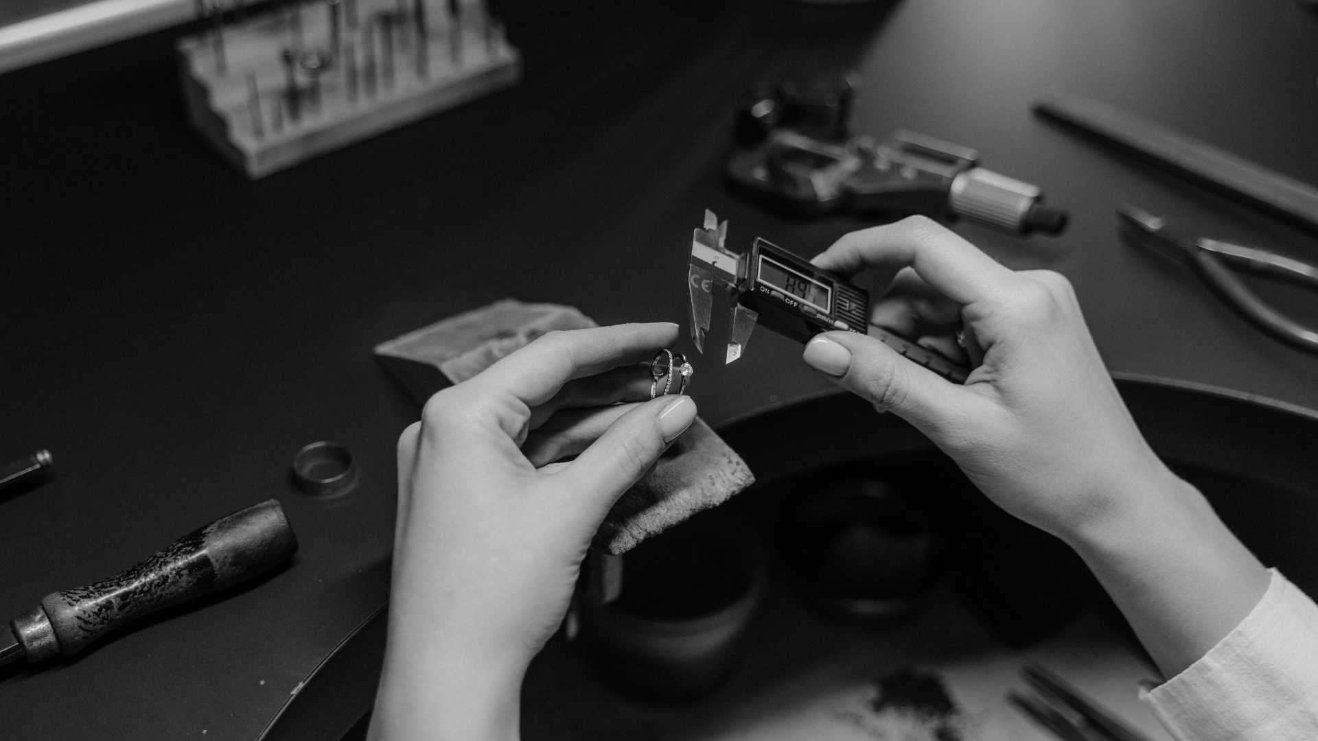 Pourquoi les bijoux fabriqués à la main ont plus de valeur que les pièces produites en série.